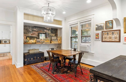 Livingston House | Walk to Art, Eats & River