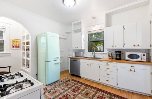Livingston House | Walk to Art, Eats & River
