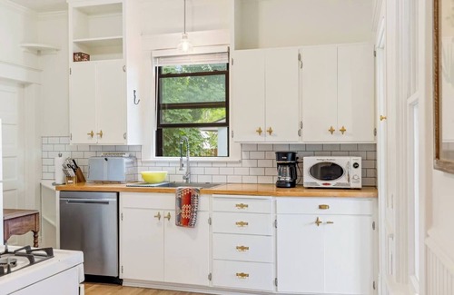 Livingston House | Walk to Art, Eats & River