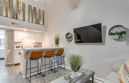 Central Arlington Apartment | Walk to AT and T ✶Wi-Fi ✶2Parking ✶King Bed ✶4K TVs #86