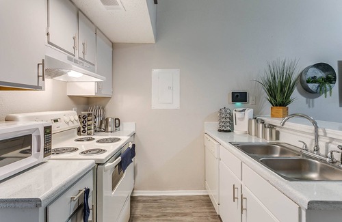 Central Arlington Apartment | Walk to AT and T ✶Wi-Fi ✶2Parking ✶King Bed ✶4K TVs #86