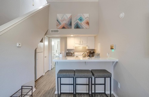 Central Arlington Apartment | Walk to AT and T✶Fast Wifi ✶King Bed ✶4K TV✶Free Parking #41