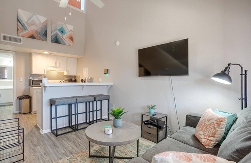 Central Arlington Apartment | Walk to AT and T✶Fast Wifi ✶King Bed ✶4K TV✶Free Parking #41