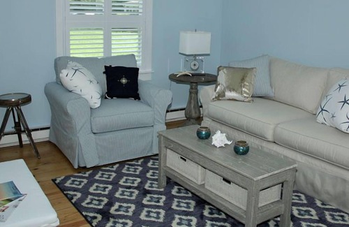 Brewster Cottage | Walk to Bay Side Beach AC WiFi Updated cozy cottage