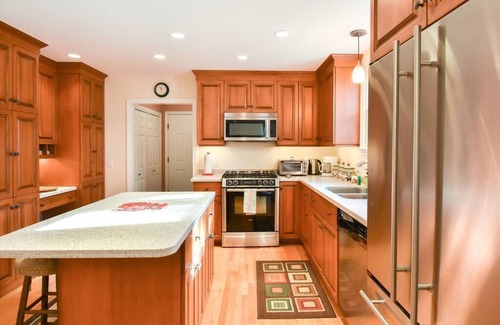 North Eastham House | Walk to Beach, Central AC!