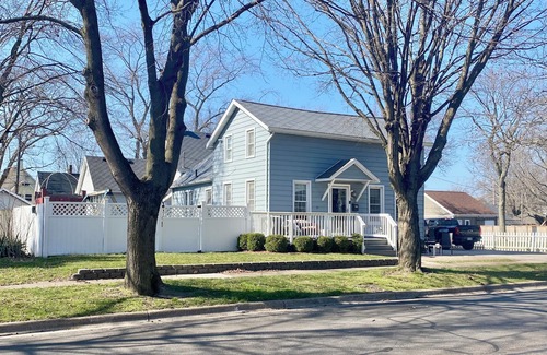 Saint Joseph House | Walk to Beach, downtown St Joseph with shops/restaurants. New kitchen, firepit