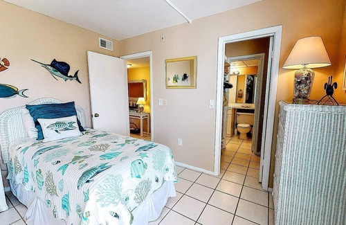 Siesta Key Condo | Walk to Beach, Pool, Fishing Pier, Elevator Bldg. WiFi