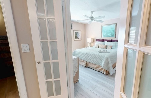 Siesta Key Condo | Walk to Beach, Pool, Fishing Pier, Elevator Bldg. WiFi
