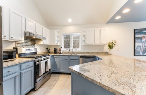 East Stroudsburg House | Walk to Beach HotTub FirePit Game room Lake View