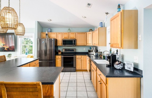 Salvo House | Walk to Beach - Views - Free Heated Pool - Hot Tub - Pet Friendly