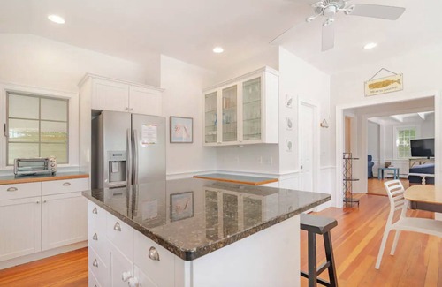 Hyannis Villa | Walk to beaches & ferries! 9bd/4baths - Sleep 20ppl.