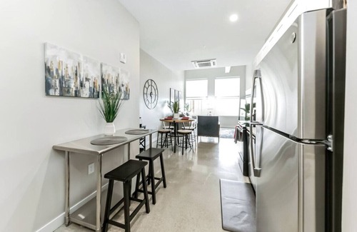 Downtown Cincinnati Apartment | Walk to Bengals, Reds, Free Parking, King Bed, Gym, rooftop