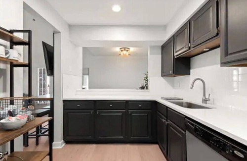 Rutledge Hill Apartment | Walk to Broadway! Central Trendy Loft/2 King 1Qn