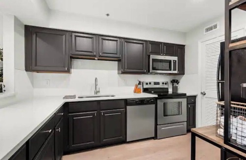 Rutledge Hill Apartment | Walk to Broadway! Central Trendy Loft/2 King 1Qn
