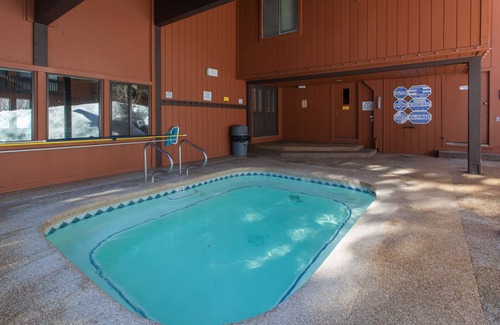 Mammoth Lakes Condo | Walk to Canyon Lodge from this Cozy and Updated CondonTOML-CPAN-11200