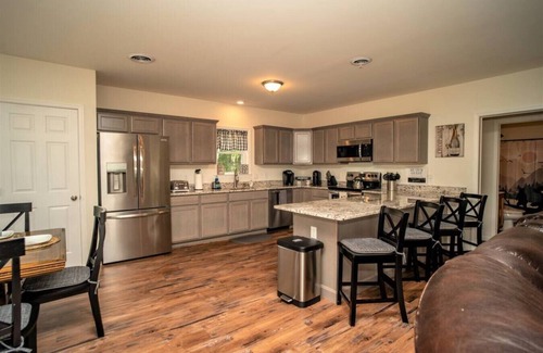 West Dover Ski Chalet | Walk to Carinthia lodge & Lift, Hot tub. Views!