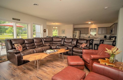 West Dover Ski Chalet | Walk to Carinthia lodge & Lift, Hot tub. Views!