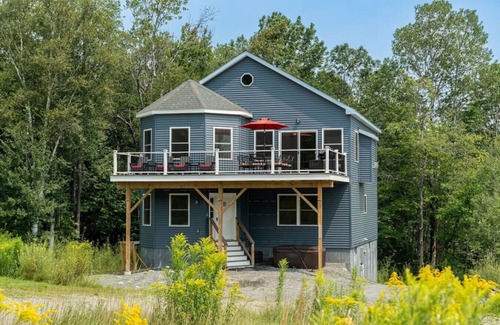 West Dover Ski Chalet | Walk to Carinthia lodge & Lift, Hot tub. Views!