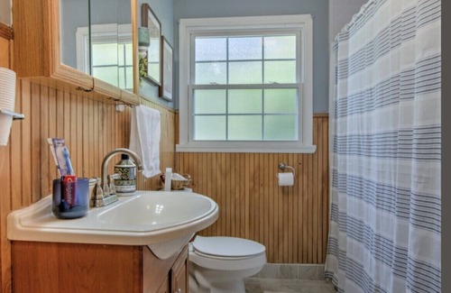 Bristol House | Walk to Casino, close to downtown, BMS, and pet friendly