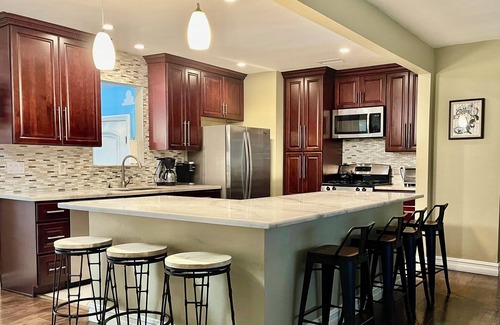Hermosa Village House | Walk to Disney & Anaheim Convention Center/Front Row Fireworks