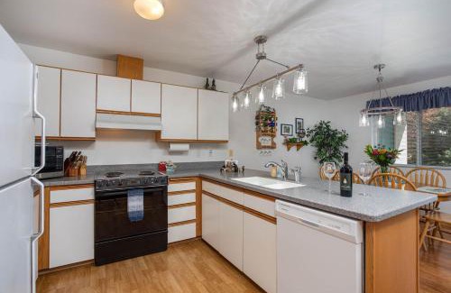 Downtown Leavenworth Apartment | Walk to Downtown , 7 Guests , Pets , AC, No Stairs
