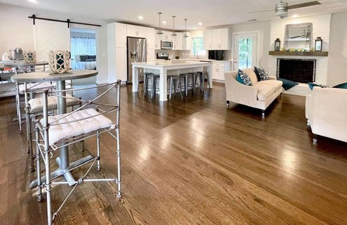 Alpharetta House | Walk to Downtown Alpharetta - Camper hangout, game room, & chef’s kitchen