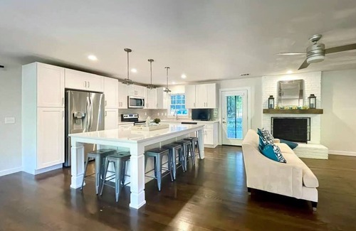 Alpharetta House | Walk to Downtown Alpharetta - Camper hangout, game room, & chef’s kitchen