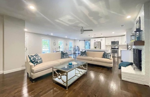 Alpharetta House | Walk to Downtown Alpharetta - Camper hangout, game room, & chef’s kitchen