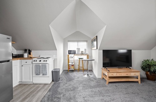 Downtown Indianapolis Apartment | Walk to Downtown | Cozy Comfort