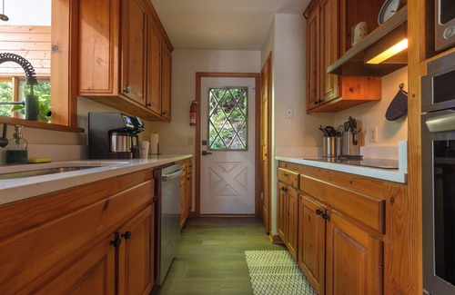 Helen House | Walk to Downtown: Movie Theater, Game Room, HUGE Deck