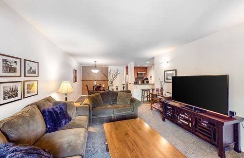 Mammoth Lakes Condo | Walk to Eagle Express lift - bright condo with fireplace, pool & hot tub