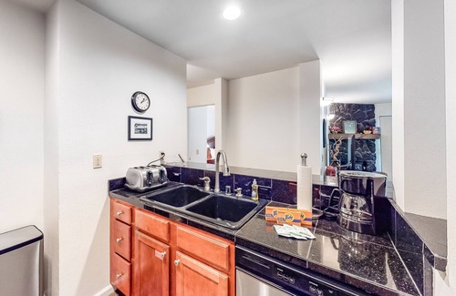 Mammoth Lakes Condo | Walk to Eagle Express lift - bright condo with fireplace, pool & hot tub