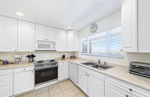 Ono Island Condo | Walk to FloraBama | 2 Pools | 2 Boat Docks w/Slips | My Beach Getaways