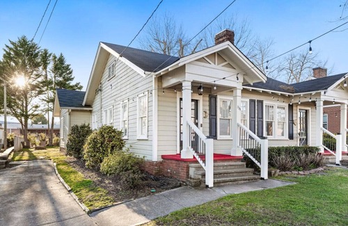 Gainesville Apartment | Walk to Gainesville Square for Fall Fun|Near NGHS