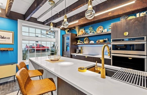 West Suburb House | Walk to Gatton Park, Distillery District & Rupp Arena, Historic Carriage House