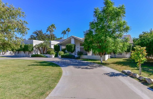 Larissa House | WALK TO LA-WHITE SOX SP TRAINING 5MN DRIVE 2 STADIUM 1AC YARD +4Ksq ft HOME