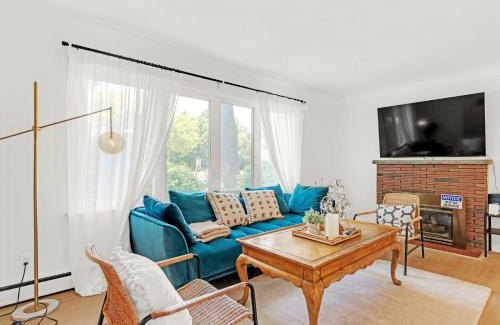 Historic Old Town Villa | Walk to Lake - Old Town Retreat
