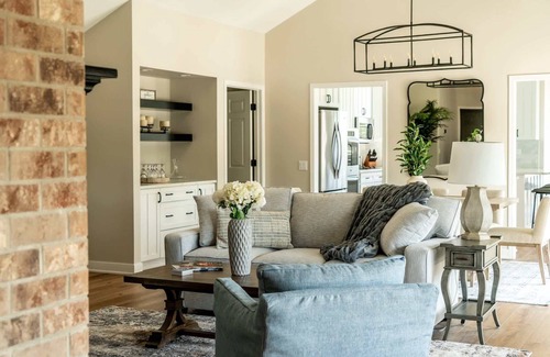 Lake Geneva House | Walk to Lake | Movie + Game Room | Sleeps 10