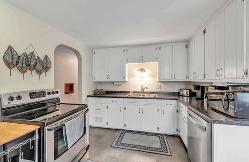 Green Bay House | Walk to Lambeau Hot Tub Pet-Friendly 3BR