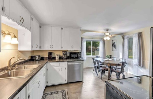 Green Bay House | Walk to Lambeau Hot Tub Pet-Friendly 3BR