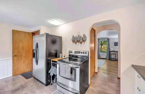 Green Bay House | Walk to Lambeau Hot Tub Pet-Friendly 3BR