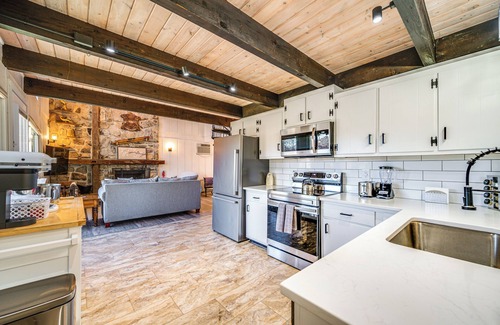 Fairfield House | Walk to Liberty Mountain: Lake-View Ski Retreat!