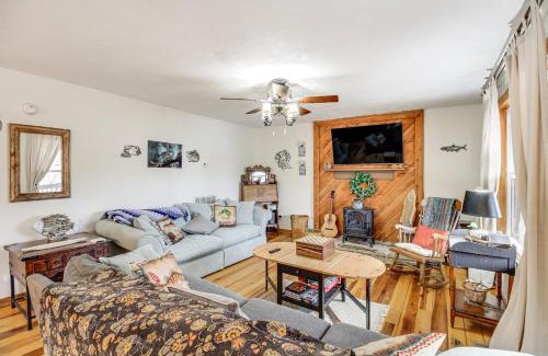 Fort Payne House | Walk to Little River Falls Lakefront Cabin