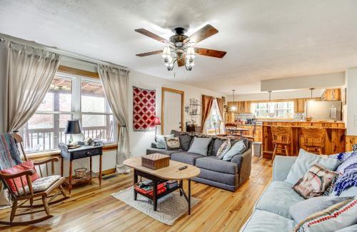Fort Payne House | Walk to Little River Falls Lakefront Cabin