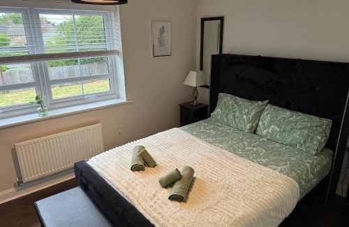 Speke House | Walk to Liverpool Airport - Luxury Stay with EV Charge - Fast WiFi