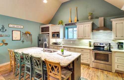 Smithville House | Walk to Marina Center Hill Lake Home with Hot Tub