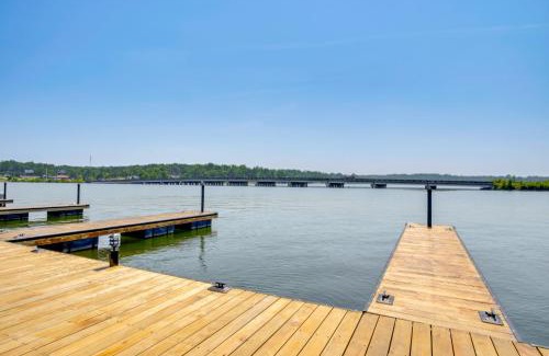 Greenwood House | Walk to Marina Lake Greenwood Retreat with Hot Tub