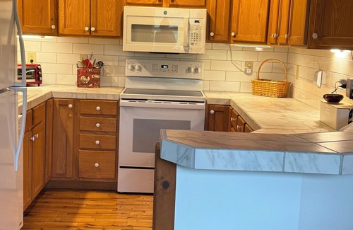Boone Cabin | Walk to New River Log Home, 2 lg decks, Great views+location, gated comm Hot Tub
