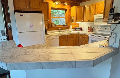 Boone Cabin | Walk to New River Log Home, 2 lg decks, Great views+location, gated comm Hot Tub