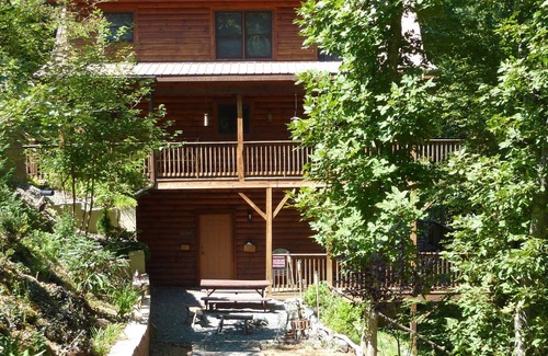 Boone Cabin | Walk to New River Log Home, 2 lg decks, Great views+location, gated comm Hot Tub